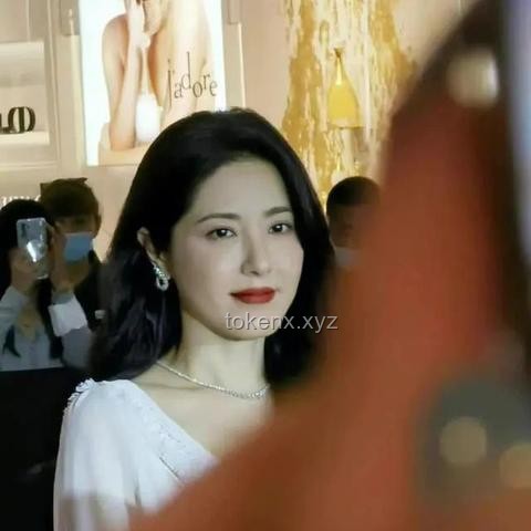 📸 你镜头下的我，究竟是颜值巅峰还是搞笑担当？...嗯！